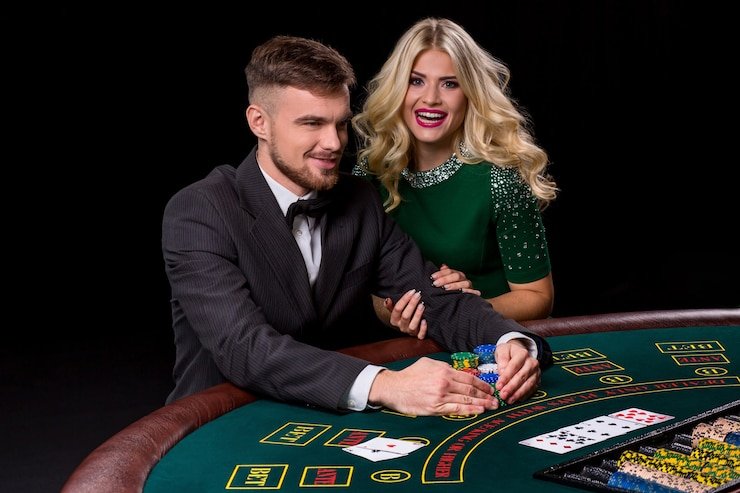 Pembalap Formula 1 berkompetisi di sirkuit internasional dengan strategi tim yang terkoordinasi